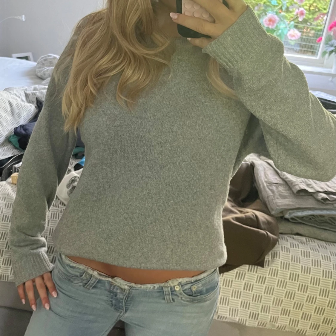 Grå stickad tröja med lång ärm