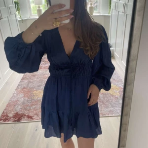 Maje klänning blå 🩵 - Säljer min fina maje klänning! Den är använd en gång och köpt för 2995kr på Zalando. Passar mig som har storlek 36 i vanliga fall. 💕🩷💖💞💓💗