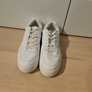 Vita sneakers från Din Sko med glitterdetalj - Snygga vita sneakers från Din Sko med klassisk design, rund tå och platt sula. Pris kan diskuteras vid affär