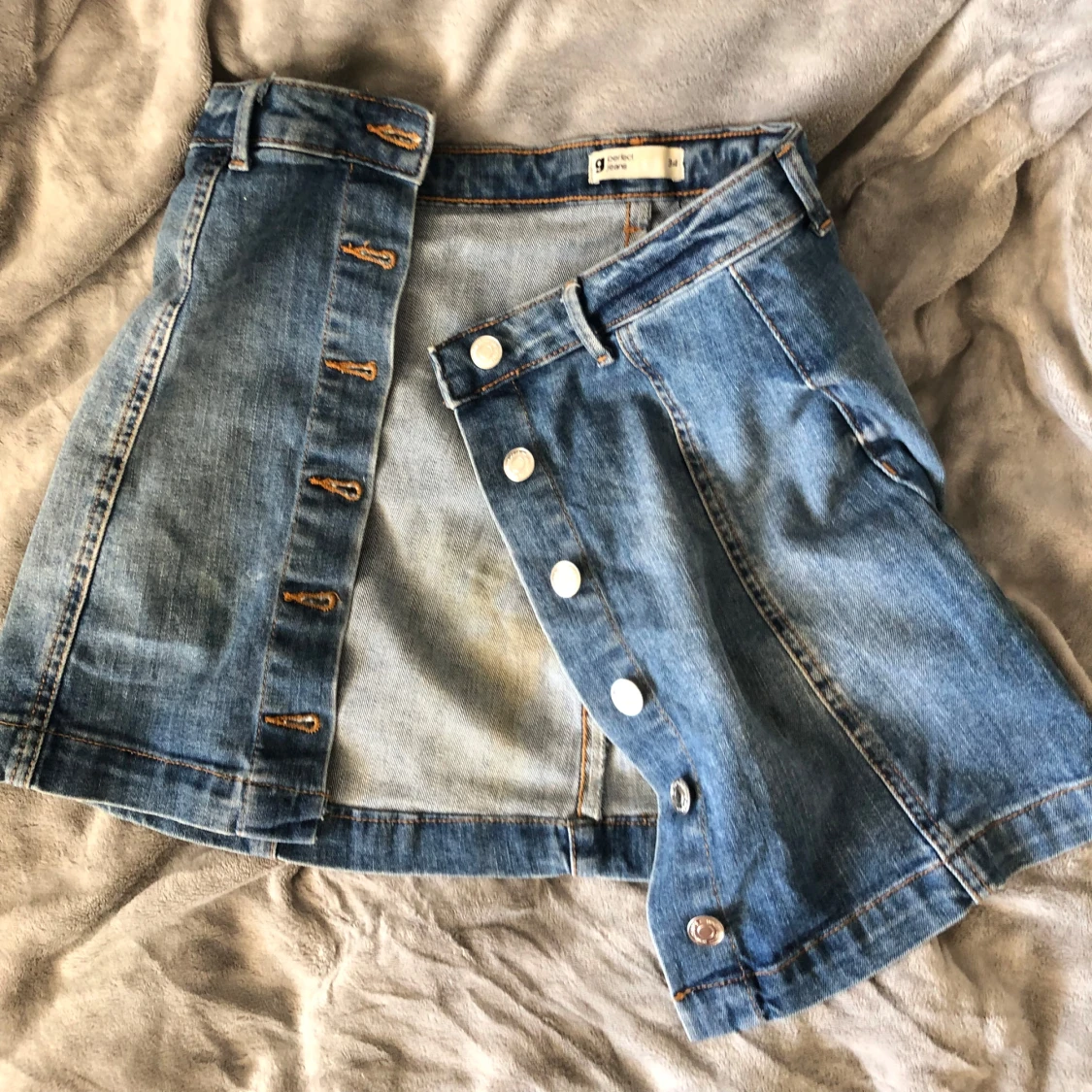 Blå jeanskjol med knappar - 2