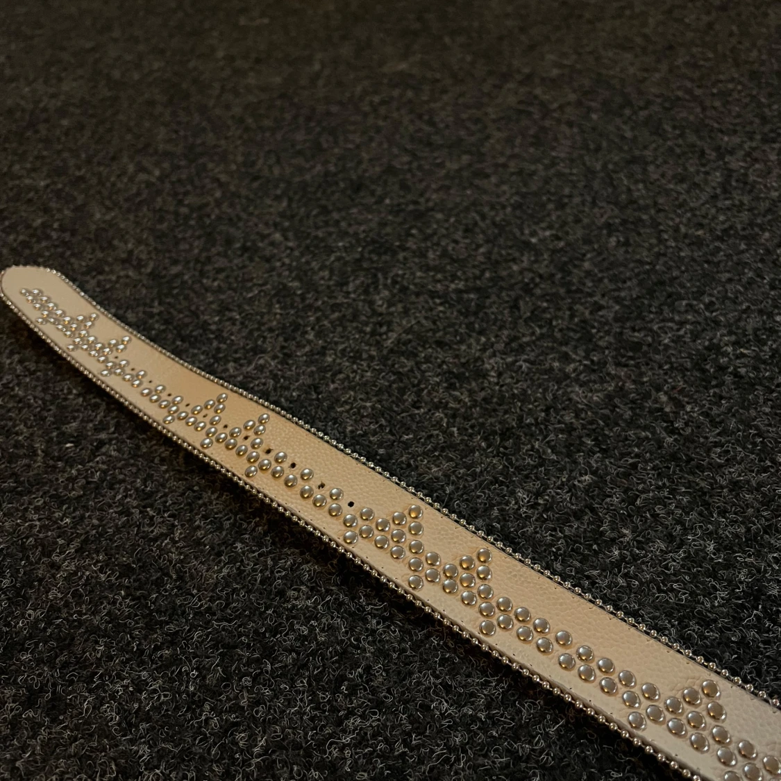 Glittrigt silverbälte med strassdetaljer - 4