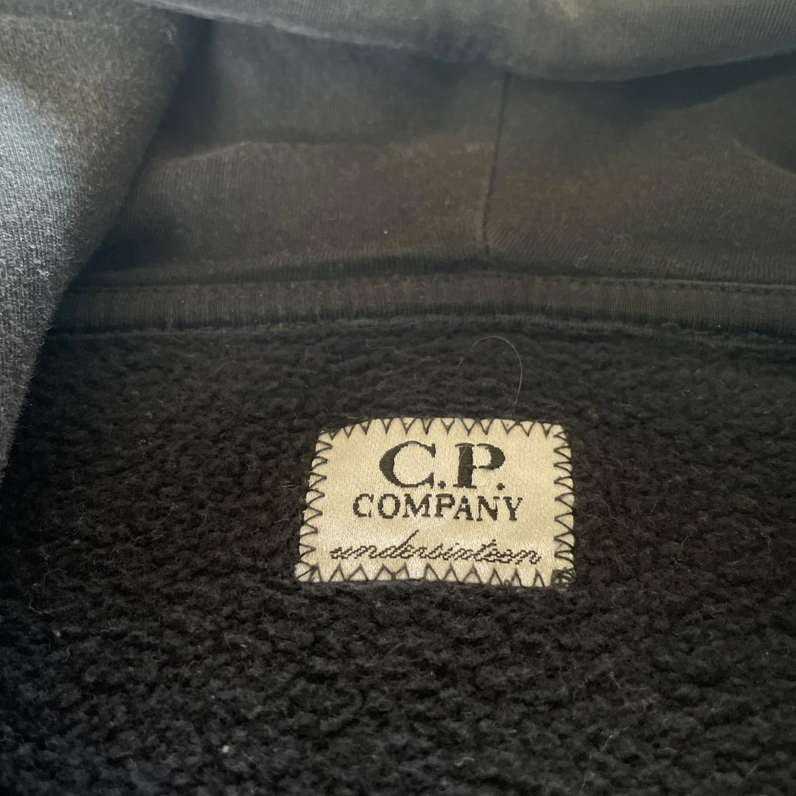 Svart ziphoodie från C.P. Company - 3