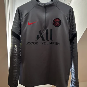 Nike Psg tracksuit - Säljer denna psg tracksuiten i storlek S. Aldrig använt något av plaggen, alltså är dem i nyskick. Original påsen och taggar medföljer självklart. Skriv gärna ifall ni har funderingar eller behöver bilder. 
