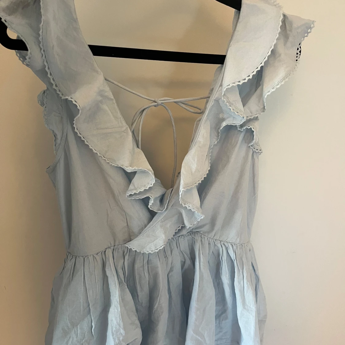 Ljusblå volangklänning från Nelly - 2