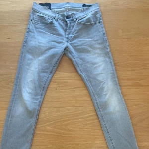 Dondup Jeans - Ett par svin snygga och sällsynta dondup jeans i storlek 31 | jättefint skick men en liten fläck som syns på sista bilden. Fläcken tänker man inte på och den är även där bak. | Otroligt bra pris! | Hör av er vid frågor!🌟