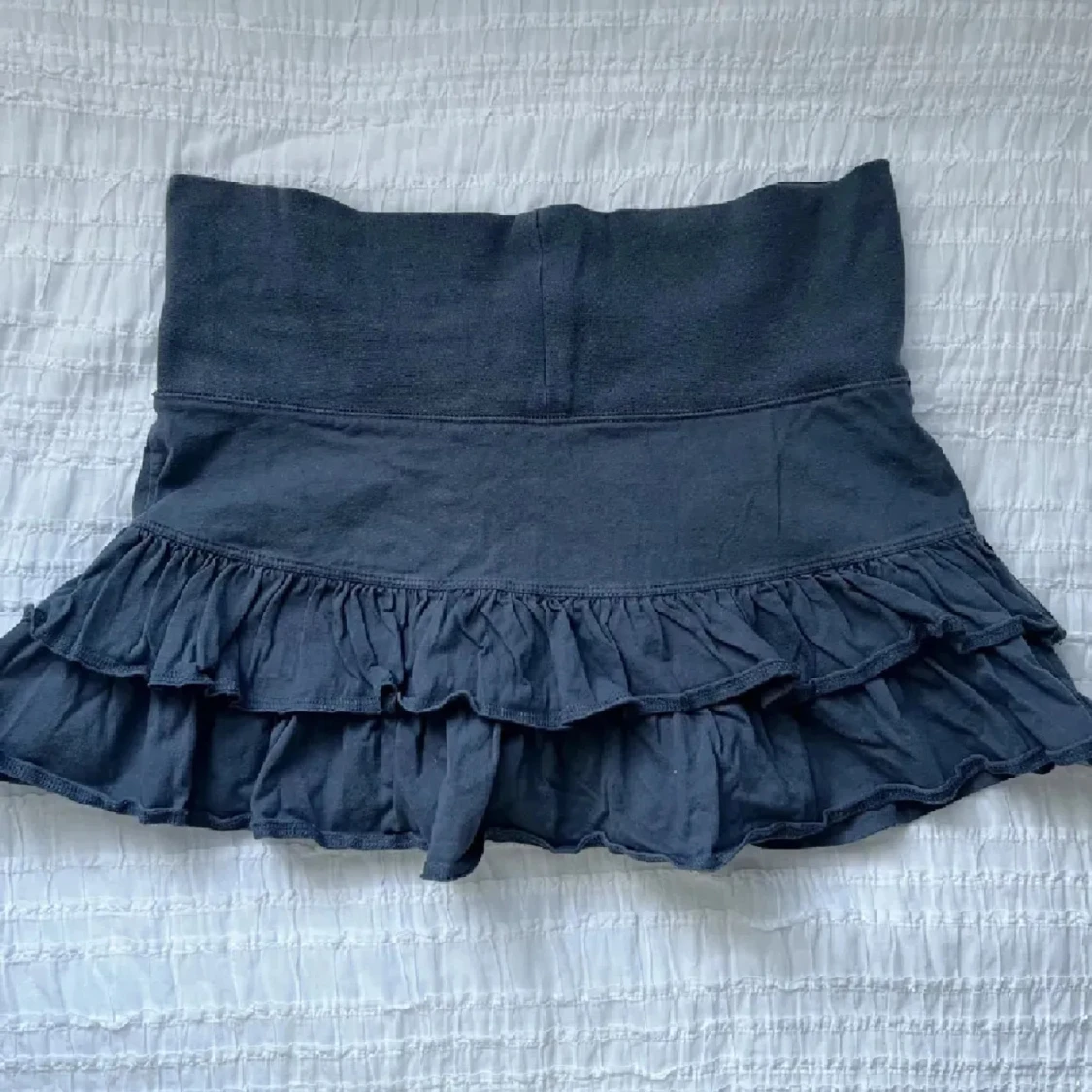 Mörkgrå volangkjol med fjäril