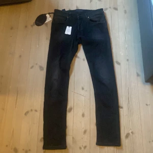 HELT NYA HANDPICKED JEANS - Helt nya handpicked jeans som nypris går runt 3200kr. Jeans har skön passform med en skön wash anledning varför jag säljer jeansen är för att dem passa aldrig mig. Hör av dig för mer frågor🤗
