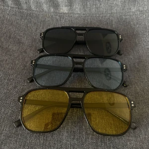 3 pack glasögon - Säljer tre par glasögon i färgerna gul, blå & svart . Glasögonen är tonade vilket är riktigt snyggt till en varm sommarkväll. Perfekt för dig som vill ha snygga och stilrena glasögon, skick: helt nya!👓