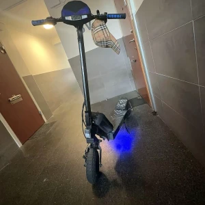 Kukirkn g2  - Jätte bra skick 800 watt 48v 15ah 10 dumsdäck åker 55 på en rakväg jätte bra scooter stöddempatre fram och bak och jätte bra broms