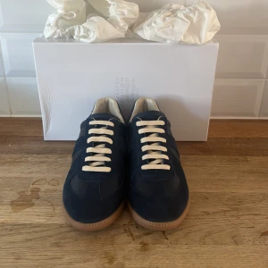 Maison Margiela Gats   - Skick: Ny Skick | Pris: 2499kr | Färg: Mörkblå | Fraktar inom 24 timmar | Bäst pris på Marknaden 