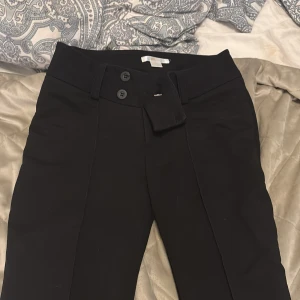 Mjukare kostymbyxor - Jätte sköna kostymbyxor från Gina. Dem formar din kroppstyp. Dem är low waist och bootcut. Passar mig som brukar ha xs/S // 32/34 i byxor. Jag är ca 1,63 och de är bra i längden. 