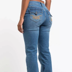 Lowwaist bootcut jeans  - Lowwaist bootcut jeans med brodyr på fickorna, från madlady. Som nya, använd 2gng. Nypris 799kr