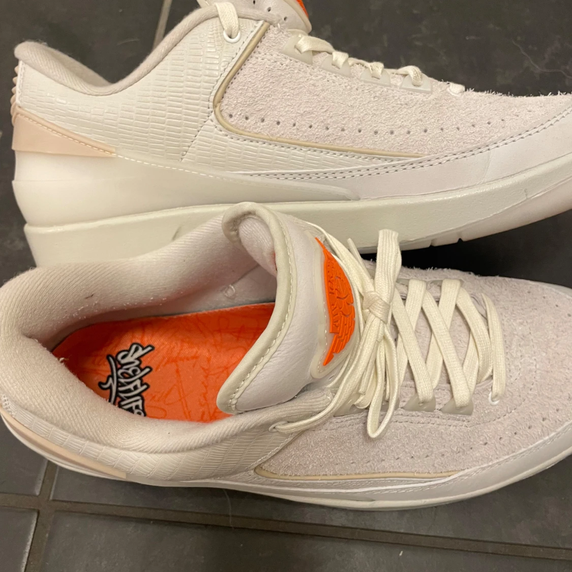 Nike Air Jordan 2 vita med orange detaljer - 3