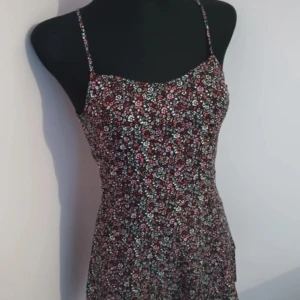 Vintage klänning - Den är i nyskick och följer kroppen jätte fint💞