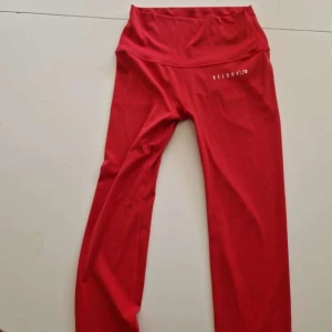 Röda träningsbyxor från Relode - Snygga röda träningsbyxor från Relode med hög midja och stretchigt material som sitter skönt. Dem är oanvända.