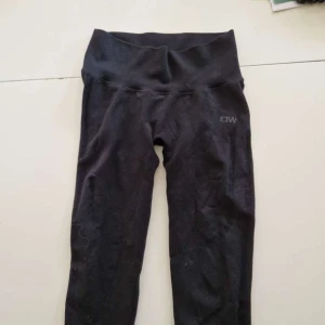 Svarta träningsbyxor med scrunch från ICANIWILL - Svarta träningsbyxor från ICANIWILL med hög midja och scrunch-detalj bak. Har använt dem 1 gång.