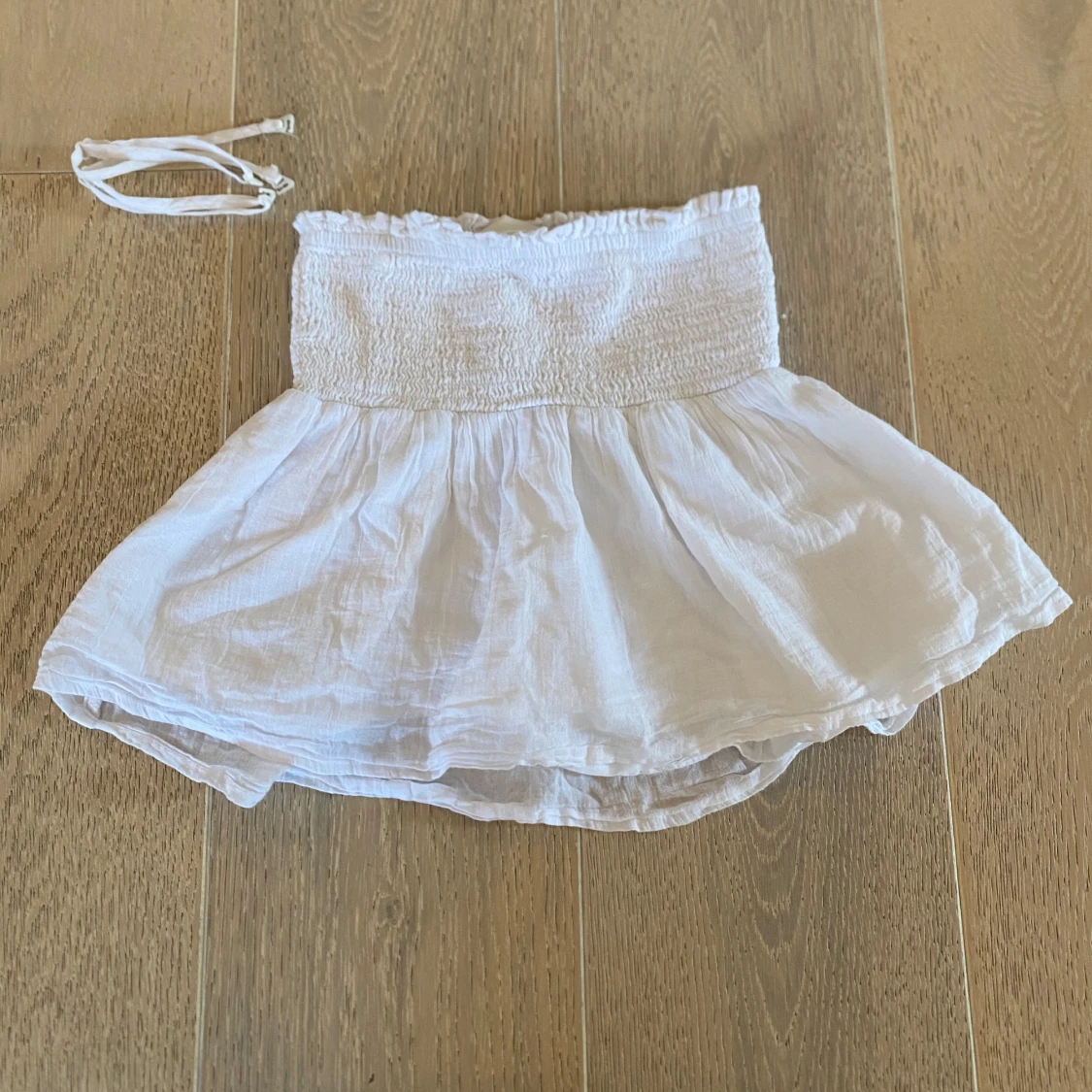 Vit smockad linnetopp med volang - 2