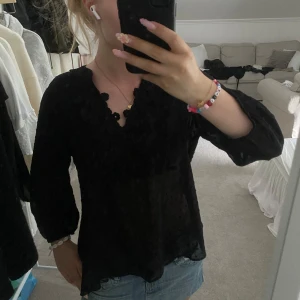 Svart blus  - Säljer en super söt blus ifrån Vila då den inte kommer till nån användning längre! Den är i storlek 36! Skriv vid funderingar!🤗