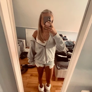 Grå hoodie med dragkedja  - Mysig grå hoodie med dragkedja från 157. Lite mer ovesised så har den ofta of på sidan. Skriv för frågor eller fler bilden, tryck gärna köp nu😌