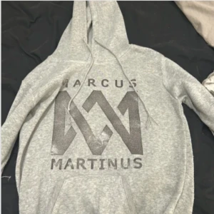 Marcus & Martinus hoodie - Jag säljer nu min  gråa Marcus & Martinus hoodie. Jag säljer den för den inte kommer till användning längre. Den är använd väl därför säljer jag den för 50kr men priset går såklart att diskutera!❤️