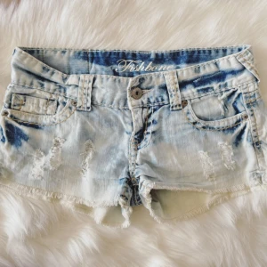 Ljusblåa lågmidjade jeanshorts  - Så fina! Midja ca 40 cm rakt över💞