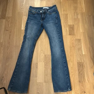 Blå bootcut jeans från Junkyard XS - Blå bootcut jeans från junkyard i storlek Xs som är lågmidjade och mycket bra skick som jag säljer eftersom att dom är för små💕Pris kan diskutera 