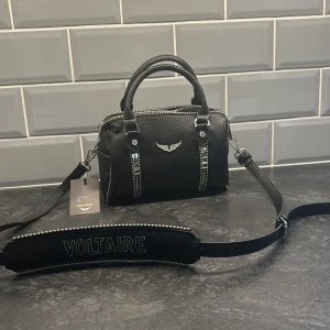 Zadig sunny tote bag XS studs - Så så fin, helt ny. Köpte från en tjej på plick och online kvitto finns från henne💞 sunny tote bag XS studs. Inköpt för ungefär 4700kr! Dustbag ingår också💞😊VÄSKAN KAN SE ROSTIG UT MEN DE ÄR MIN MOBIL SOM REFLEKTERAR !!!!