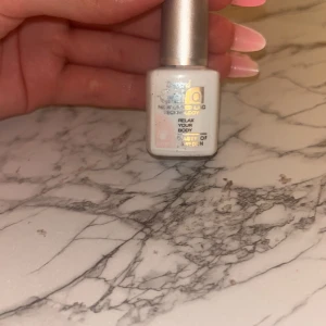 Depend GeliQ UV-lack ljusrosa - Depend GeliQ UV-lack i nyansen Relax Your Body, en ljusrosa gelnagellack i liten vit flaska med silverlock. Perfekt för att få snygga, glansiga naglar med salongskänsla hemma. Appliceras med pensel och härdas i UV-lampa. Använd 1-2 gånger