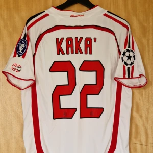 Kaka' fotbollströja AC Milan 06-07 - Kaka' AC Milan repaIika fotbollströja 06-07. Tröjan är i superfint skick. Knappt några spår av användning utöver en liten fläck i bak på tröjan (kolla tredje bilden). Utöver det så är allt perfekt. Storlek: Medium