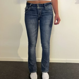 Lågmidjade bootcut jeans  - Innerbenslängd: 79cm, midja: 35cm💙 personen på bilden är ca 164cm