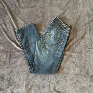 Dondup jeans -  Jeans från Dondup. Storlek 32 i bra skick, skick 8/10. Skriv om ni har några frågor eller funderingar❕