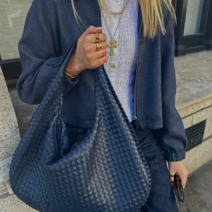 Väska från design by si - Design by Si Musthave Bag i marinblå. Stor och rymlig väska. Knappt använd