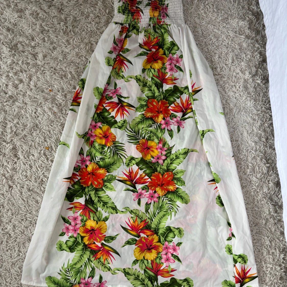 Vit långklänning med blommor Atmosphere - 4