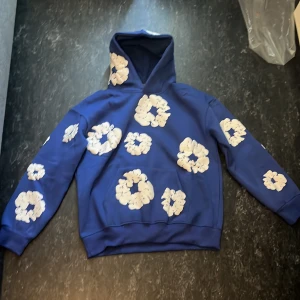 Blå denim tears hoodie - Säljer en blå denim tears hoodie, helt oanvänd 