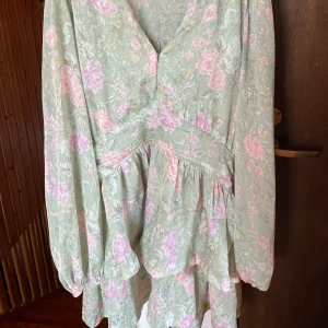 Blommig klänning  - Jätte fin sommarklänning från bikbok, köptes ny vid midsommar och bara använd en gång. Perfekt till vardags eller fest. Har ett spänne vid brösten så man kan välja själv om man vill ha den öppen eller stängd.🌼☺️