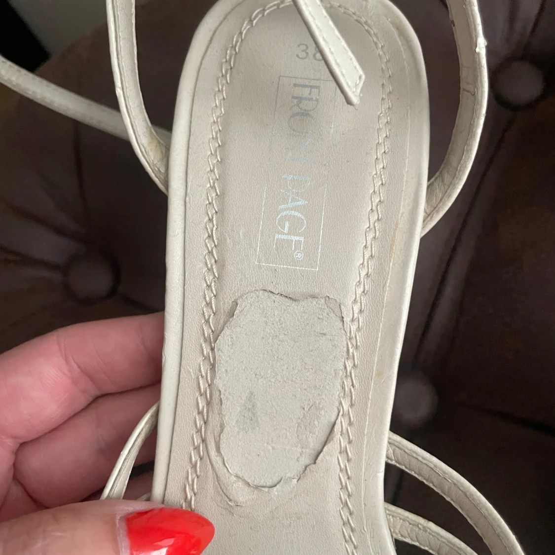 Beige sandaler med klack och blomdetalj - 2