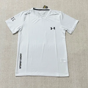 Vit sportig t-shirt från Under Armour - Vit t-shirt från Under Armour med svart logga på bröstet och tryck på ärm och nederkant. Tillverkad i ett lätt och svalt material som passar perfekt för träning. Klassisk rund hals och korta ärmar ger en clean och sportig look.