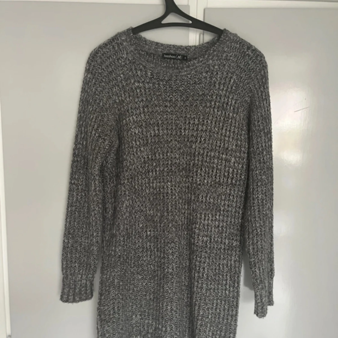 Grå stickad tröja / klänning från Boohoo