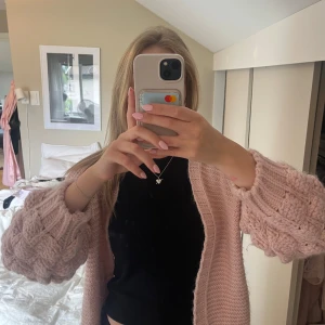 Ljusrosa stickad kofta - Superfin ljusrosa stickad kofta från Phenomenon. Köpt på sellpy men aldrig använd av mig