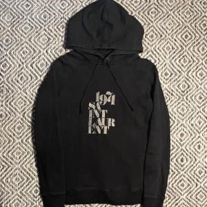 SAINT LAURENT HOODIE - Tjena! Säljer nu denna Saint Laurent Hoodie! | Skick 8/10 mycket bra | Nypris ca 8000kr | Mitt pris 2999kr | Kom pm vid frågor eller funderingar! | Postas eller möts upp i Gävle!