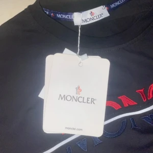T-shirt - En fin svart t shirt 