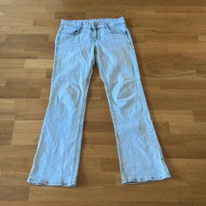 Ljusblå lågmidjade bootcut jeans Pull&Bear - Säljer ett par ljusblå lågmidjade jeans från Pull&Bear i klassisk bootcut-modell. Jeansen har fem fickor, dubbla knappar i midjan och är tillverkade i mjukt denimtyg. Pris kan diskuteras.