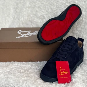 Mörkblå sneakers från Christian Louboutin - Mörkblåa loubs köpta för några månader sedan andvänt 5-6gånger säljer på grund av växt ur dom pris kan diskuteras strlk41 känns som 43