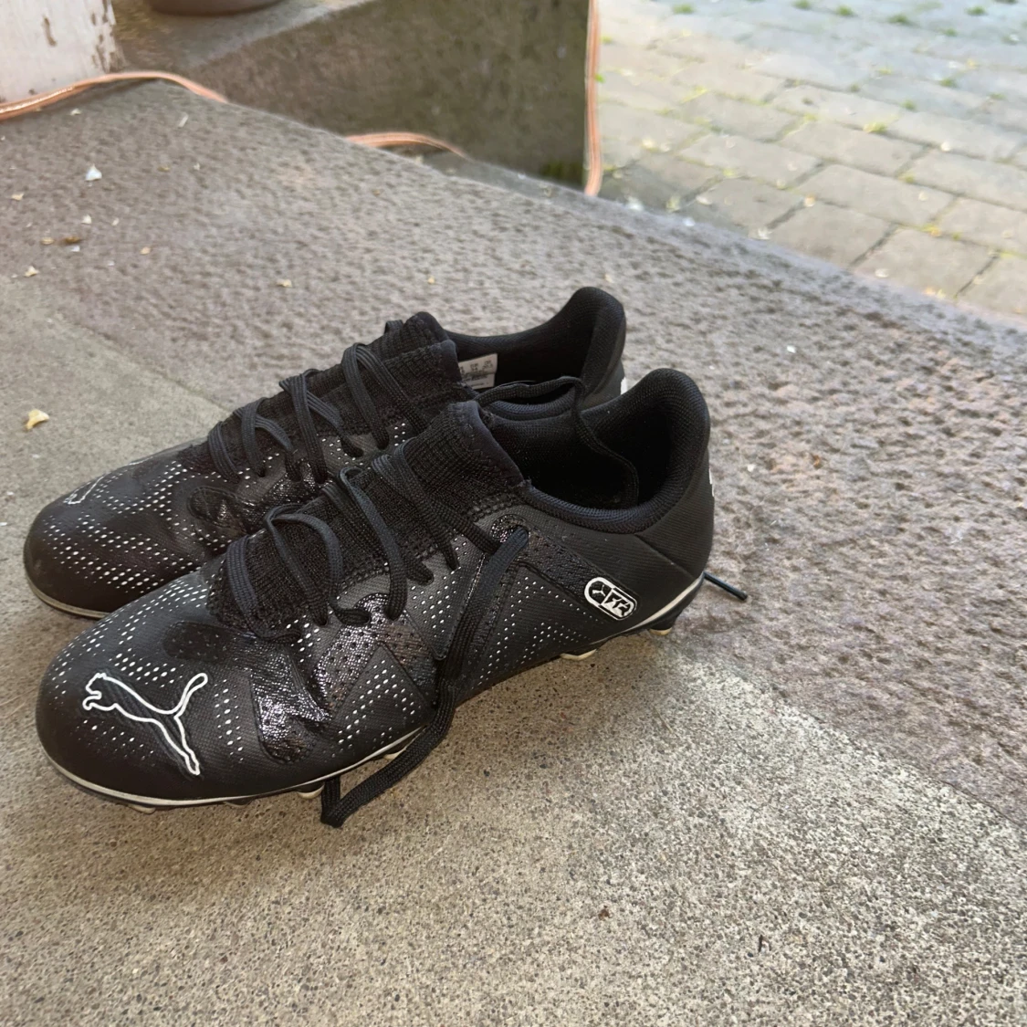 Svarta fotbollsskor från Puma - 1
