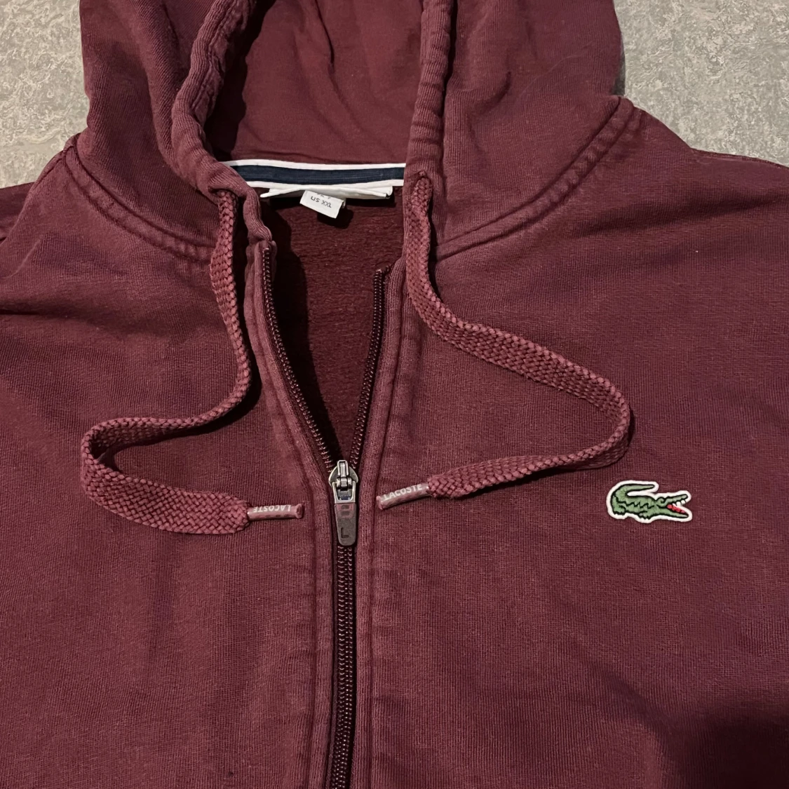 Vinröd hoodie från Lacoste med dragkedja - 2