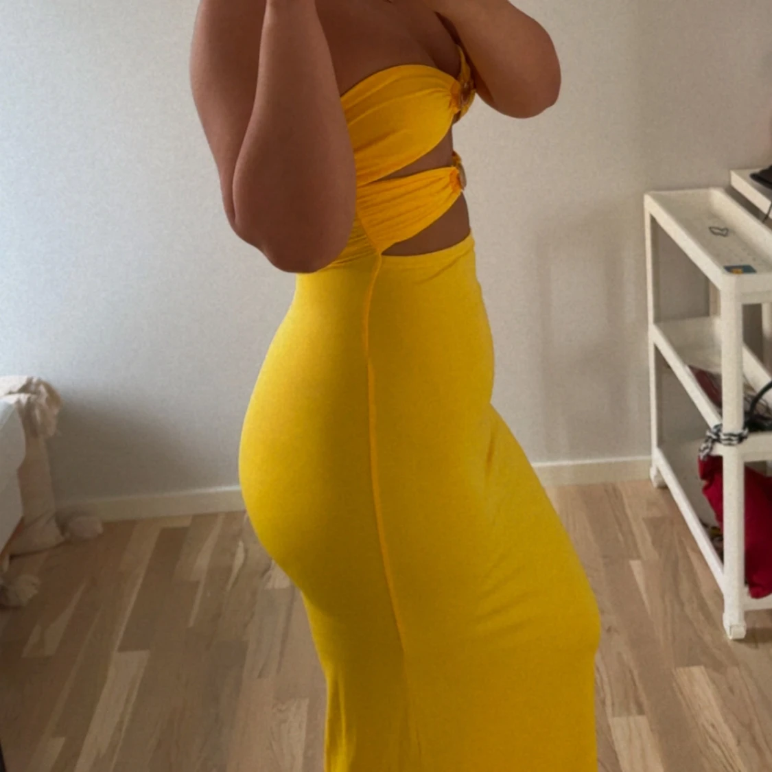 Gul långklänning med cut out-detaljer