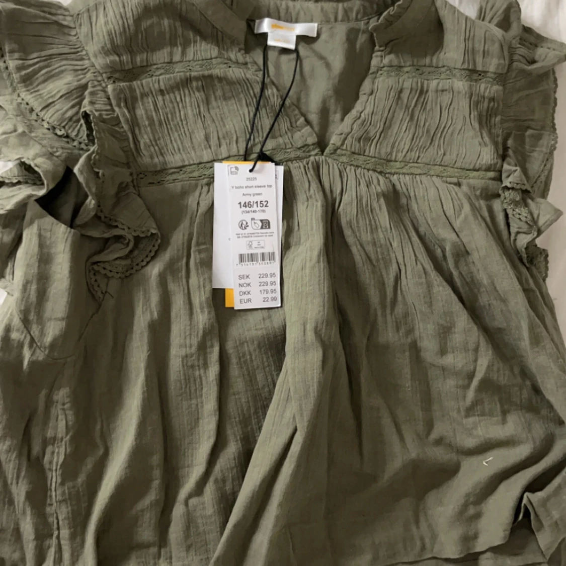 Olivgrön blus från gina tricot