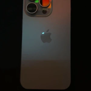 Iphone 15 pro (128gb) - Mobilen är oskadd, inga repor, allting fungerar perfekt, den har 90% batterihälsa, kommer med sladd, skärmskydd och skal även lådan.