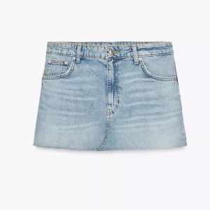 Jeanskjol - Jeanskjol ifrån Zara, helt oanvänd! Slutsåld på hemsidan- lappen kvar