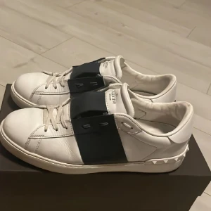 Valentino open Navy  - Säljer dessa sjukt fräscha valentino opens i färgen navy blue passar perfeckt hela året om och går med allt storleken är 43 sitter som den ska då sulan är 28,5cm pris kan diskuteras via snabbaffär!